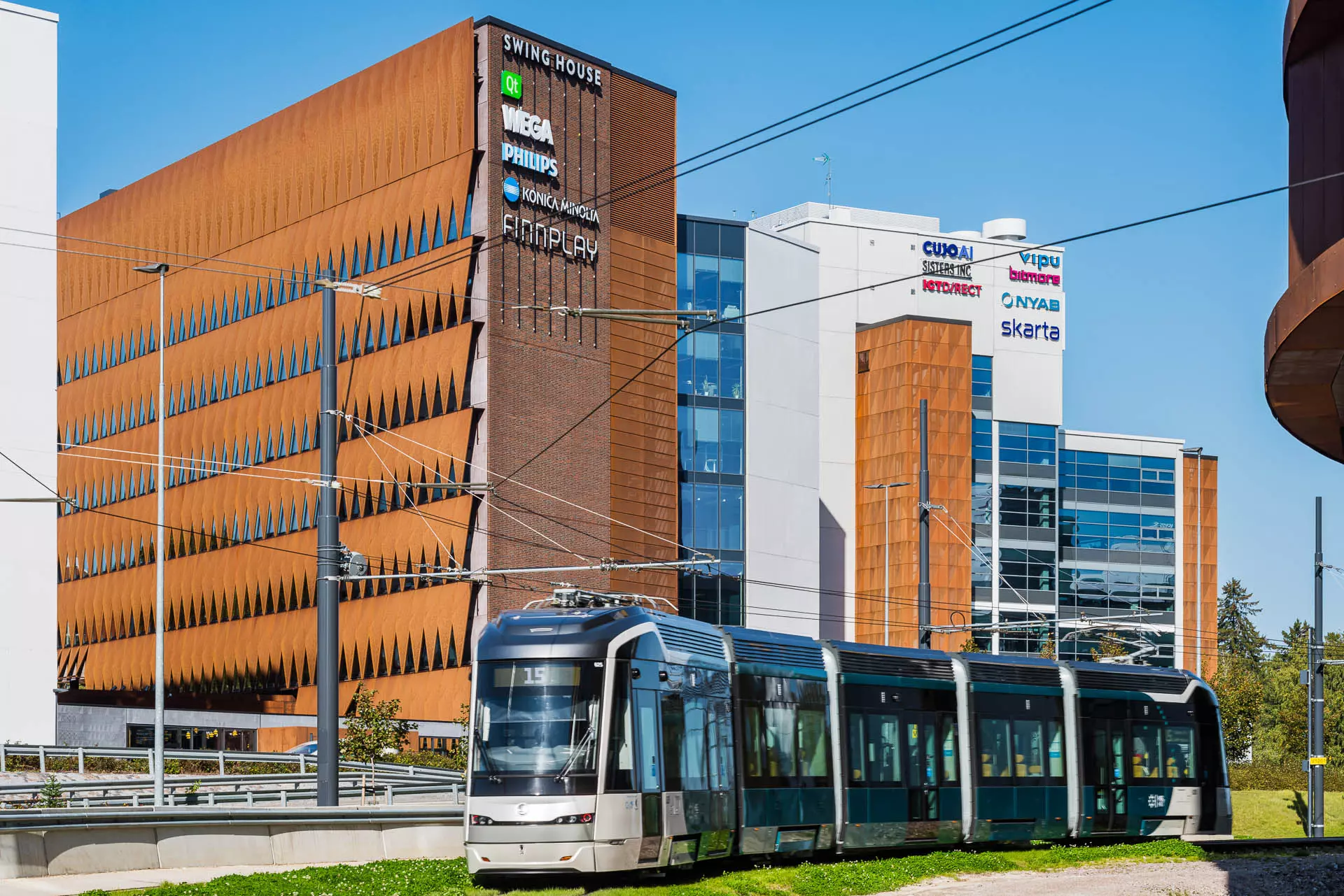 Swin House ulkoa. Ruskea corten teräs -jkulkisivu ja etualalla raidejokeri