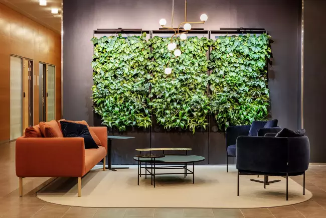 Kuva Pasilan Visio toimistorakennuksen sisältä, jossa vihreä kasviseinä